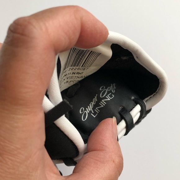 Easton Scout Flex Baseball Glove - Youth  
+ 1 Rawlings Official T-ball Baseball - Picture 16 of 17